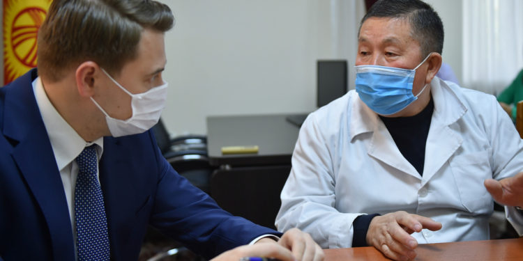 Биринчи вице-премьер митингге чыккан ак халатчандар менен жолукту