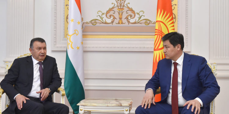 Улукбек Марипов тажик кесиптеши менен чек арадагы абалды талкуулады