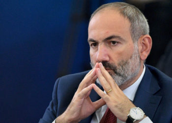 Никол Пашинян өкмөт башчылыктан отставкага кетти. Бирок бийликке кайра келүүгө аракет кылат