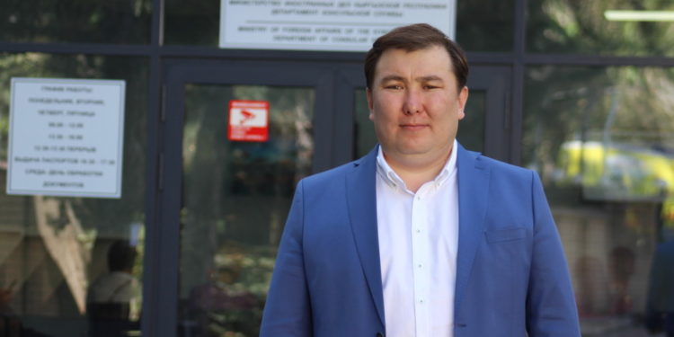 Тышкы иштер министрлигинин кызматкери каза болду. Анын коронавируска каршы эмдөө алганы айтылууда