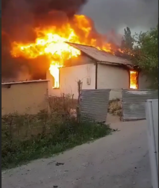 Алоолонуп күйүп жаткан үйлөрдүн видеосу тарап жатат. Чек ара жаңжалында тартылганбы?