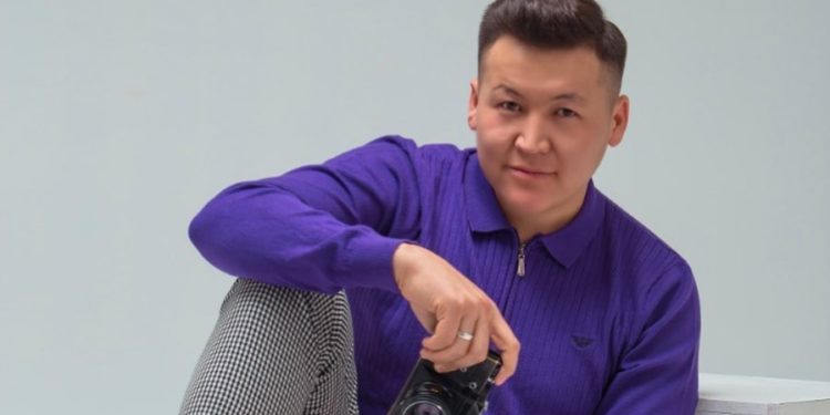 “МузАманда” ырдай берем”. Аксай Мукамбет уулу жеке концертин коюу алдында турат