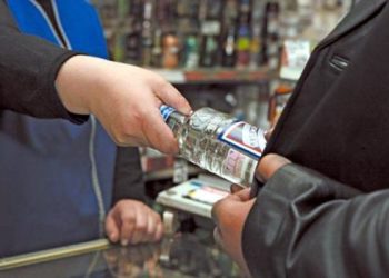 Токмокто мыйзамсыз сатылып жаткан алкоголь жана тамекинин ири партиясы аныкталды