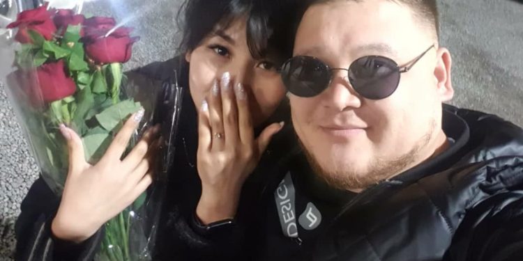 Ырчы Марс «шаардык кызын» тапты, жакында той