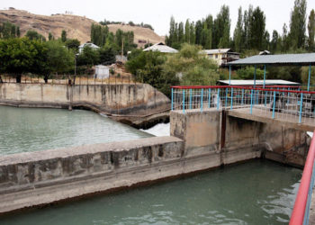 Баткенде тажиктер кыргыз айылдарына суу өткөрбөй жатабы? Жергиликтүү бийликтин жообу