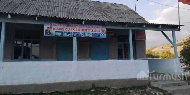 «Сабак учурунда шып түшүп кеткен». Базар-Коргондо окуучулар чатырларда окумай болушту