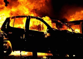 Эки депутаттын унаасын өрттөп кетишти