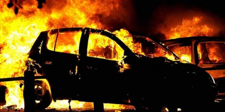 Эки депутаттын унаасын өрттөп кетишти