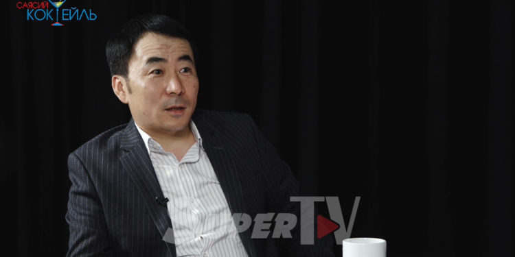 Мискенбаев: «Жээнбеков Атамбаевди «мен бийликке каршы чыга албайм, туугандарым чоң кызматта иштейт, болбосо, сен мененмин» деп алдап койчу»