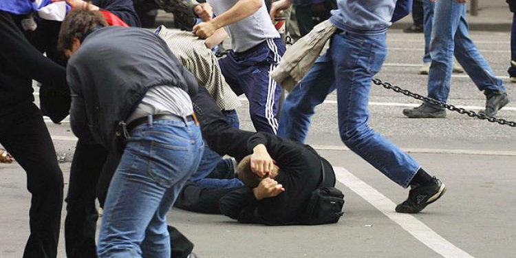 Караколдо окуучу балдар мушташып, бири оор абалда ооруканага түштү