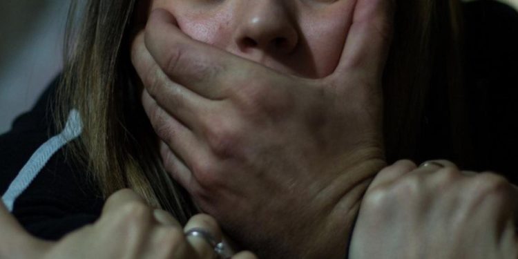 Жайыл районунда 31 жаштагы келин зордукталганын айтып, милицияга кайрылган. Бирок апасы арыз жазуудан баш тартты