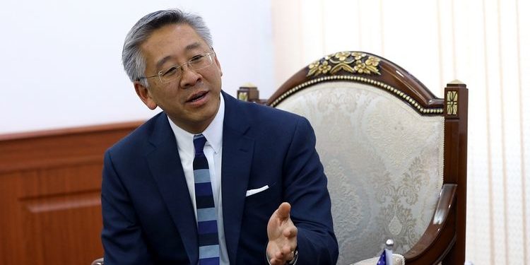 Американын Кыргызстандагы элчиси Дональд Лу кызматынан жогорулайт