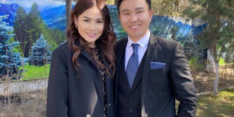 Экинчи ирет ата-эне болуу алдында турган ырчы Минур менен келинчеги ымыркайдын жынысын ачыктады