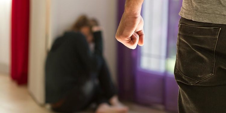 Өзбекстанда аялын кетмен менен сабаган жаранга иш козголду