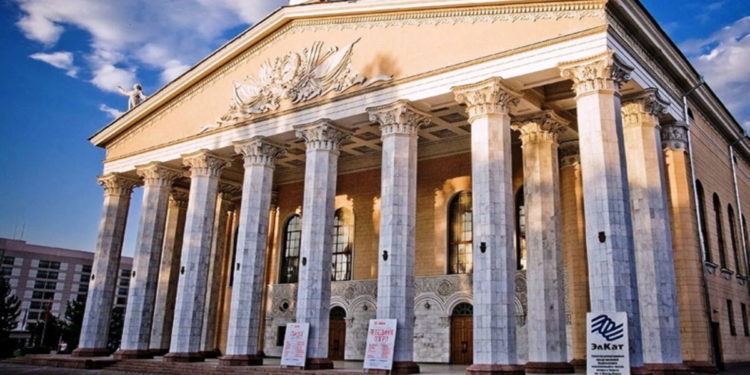 Опера жана балет театрындагы чыр. Жетекчилерге эскертүү берилип, артисттер сый акысыз калды