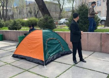 Шайлоодо утулуп калган партия мүчөлөрү ачкачылык жарыялашты