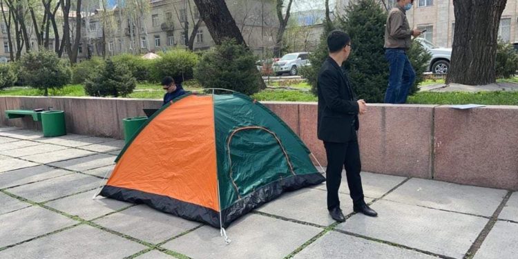 Шайлоодо утулуп калган партия мүчөлөрү ачкачылык жарыялашты