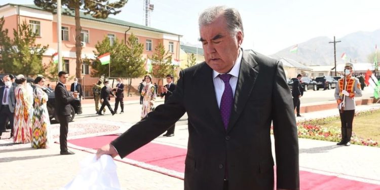Эмомали Рахмон Ворухту алмашуу ыктымалдыгын четке какты