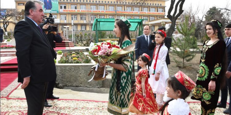 Тажик президенти Эмомали Рахмон Ворух анклавына келет