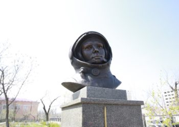Бишкекте космонавт Юрий Гагариндин бюсту орнотулду