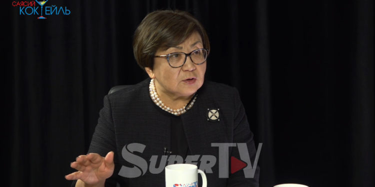 Роза Отунбаева: «Жээнбеков «мага жардам бербей, сындап туруп алдыңар» деп жүрөт»