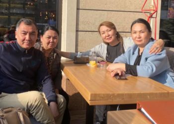 «Биз сынбайбыз». Равшан Жээнбеков бир туугандарынын сүрөтүн жарыялады