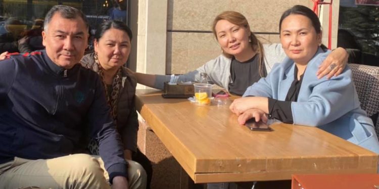 «Биз сынбайбыз». Равшан Жээнбеков бир туугандарынын сүрөтүн жарыялады