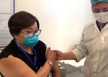 Экс-президент Роза Отунбаева кытай вакцинасы менен эмделди (видео)