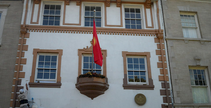 Вашингтондогу шайлоо тилкесинде добуш берүү башталды