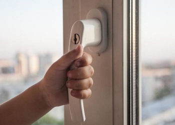 Бишкекте 3-кабаттан кулап кеткен 6 жаштагы баланын абалы айтылды