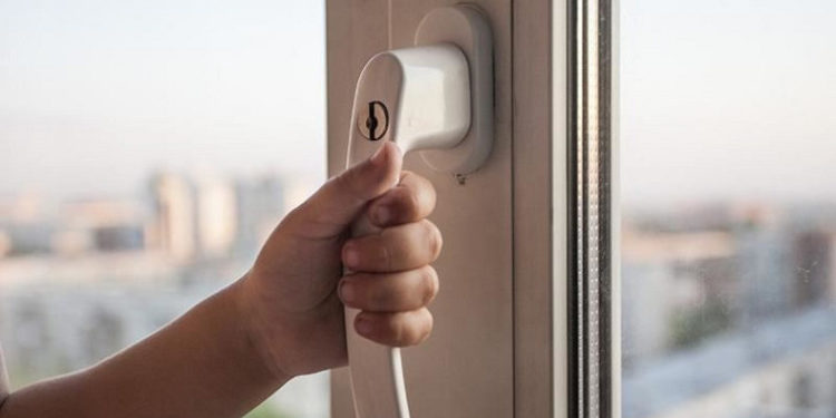 Бишкекте 3-кабаттан кулап кеткен 6 жаштагы баланын абалы айтылды