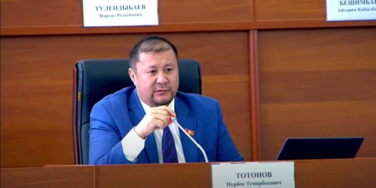 «Ал жакта баа 2-3 эсе арзан». Депутат Кордай менен чек араны ачтыруу сунушун берди