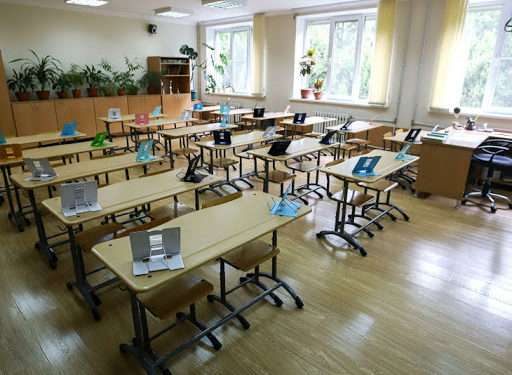 Бишкекте дагы 3 мектептин окуучулары онлайн-окууга жөнөтүлдү