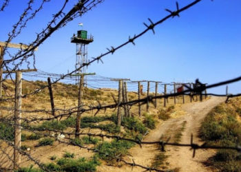 Баткенде чек арага топтолгондор жоголгон балдарды табууну талап кылууда