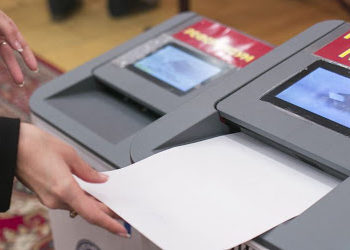 Жалал-Абад шаардык кеңешинин депутаттыгына талапкер добуштарды сатып алуу максатында шайлоочуларга пара берген