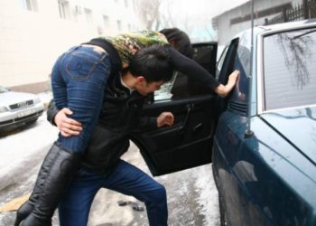 Кара-Сууда аялды 2 эркек күч колдонуп унаага салып кеткен. Анын бири күйөөсү болуп чыкты