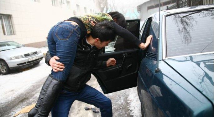 Кара-Сууда аялды 2 эркек күч колдонуп унаага салып кеткен. Анын бири күйөөсү болуп чыкты