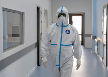 Министр: «Мадагаскардын президенти уу-коргошунду өзү ичип, бүт баарын айыктырып жатат»