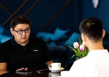 «Көчөлөп жүргөндөн көрө, элге кызмат кылсын». Ташиев депутаттыкка талапкерлигин койгон уулун кубаттады