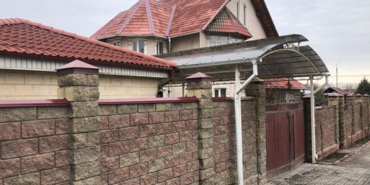 УКМК Равшан Жээнбековдун карындашын мыйзамсыз баюуга шектөөдө