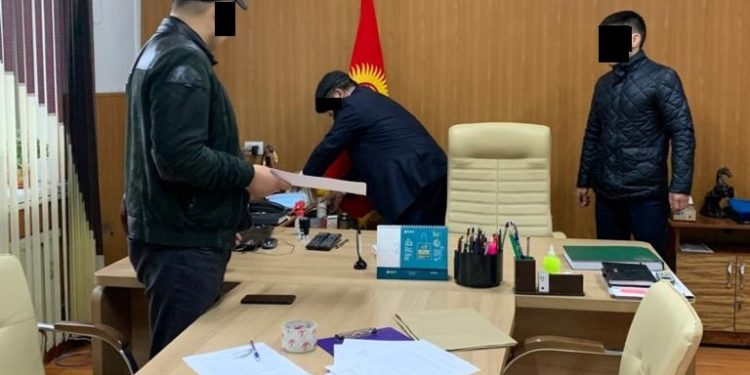 «Унаанын» 2 кызматкери айдоочулук күбөлүк үчүн 5 миң сомдон алып жүрүшкөн