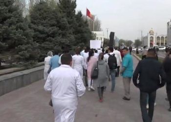 Бишкекте медицина кызматкерлеринин тынчтык митинги өтүп жатат