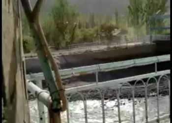 Кыргыз-тажик чек арасында эки тарап бири-бирине таш ыргытышууда (видео)