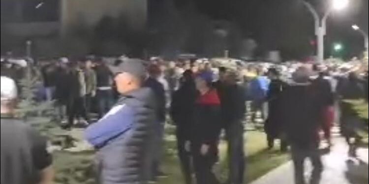 Баткен облустук администрациясынын алдында эл топтолуп турат (видео)