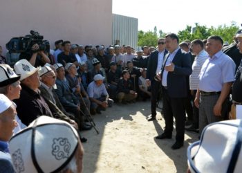 Садыр Жапаров Ак-Сай айылынын тургундары менен аймакты өнүктүрүү маселелерин талкуулады