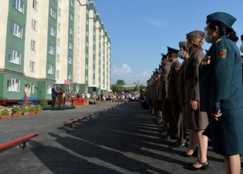 Садыр Жапаров Ош шаарындагы аскер кызматкерлерине үйлөрдүн ачкычын тапшырды