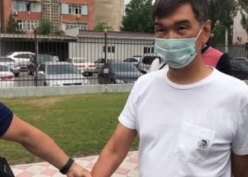 Бишкектин мурунку мэри Азиз Суракматовдун баш коргоо чарасы каралат. Ал сотко алып келинди (видео)