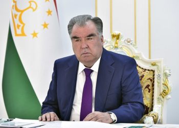 Тажик президенти чек арадагы жаңжалда каза болгон тажик тараптын үй-бүлөлөрүнө 2 жумадан кийин көңүл айтты