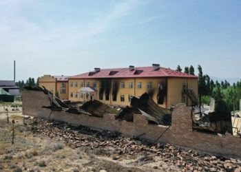 Мектепти аяктаганына 20 жыл болгон классташтар чек ара жаңжалында үйсүз калгандарга там куруп беришет