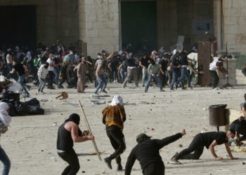 Израилдеги башаламандыкта 400 адам кармалса, 46 жаран жаракат алды (сүрөт, видео)